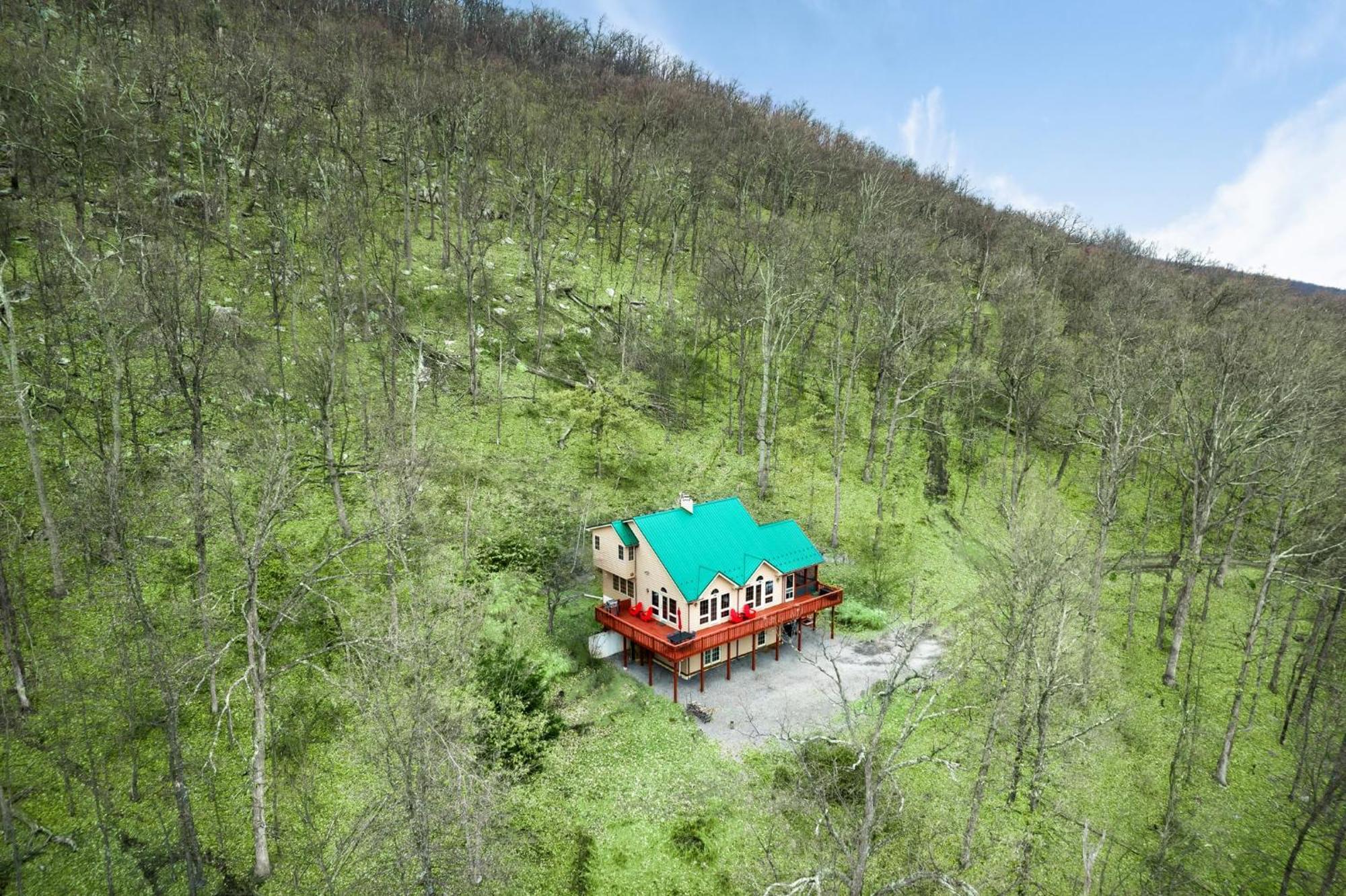 Modern Retreat W Hot Tub, Deck & Resort Amenities Berkeley Springs Exterior photo