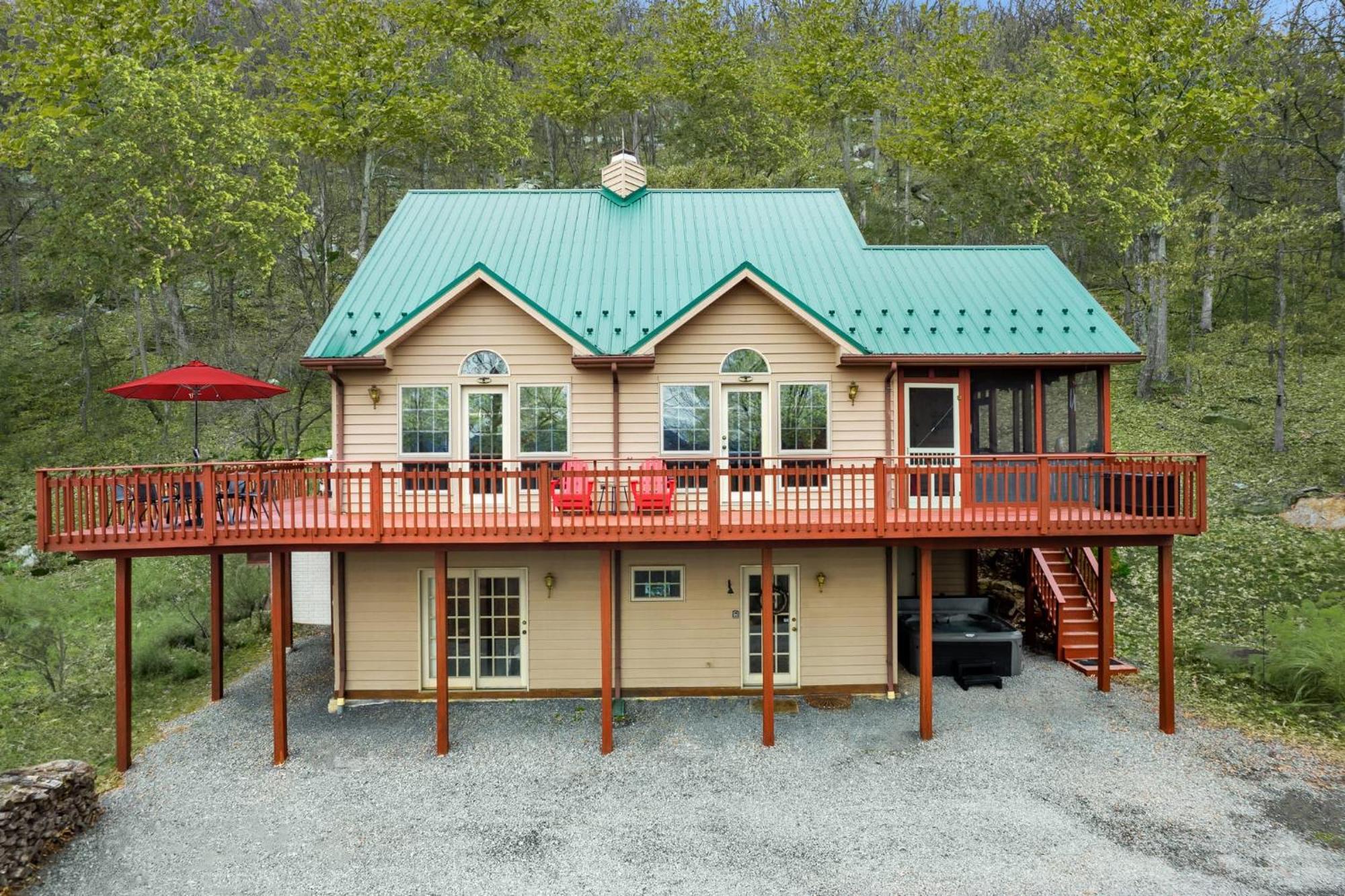 Modern Retreat W Hot Tub, Deck & Resort Amenities Berkeley Springs Exterior photo